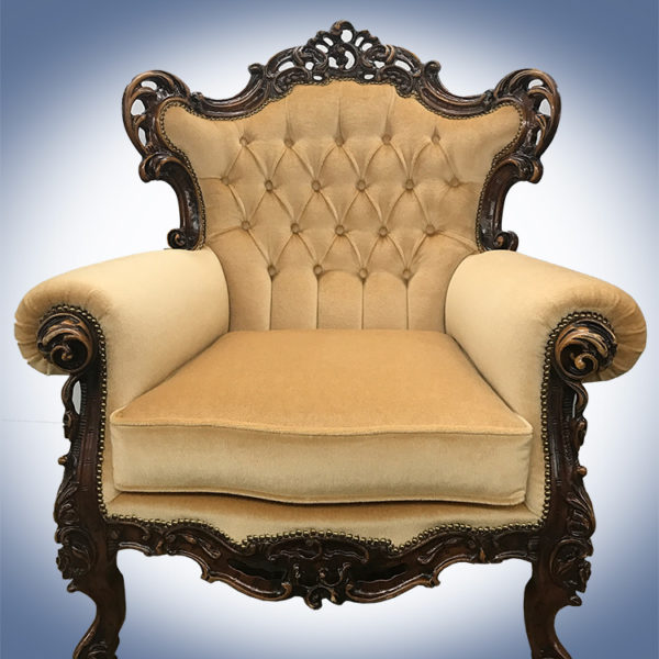 De fauteuil met de oude stoffering